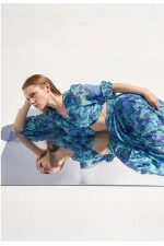 DESIREE CROP TOP WITH KNOT IN FLORAL PRINT BLUE