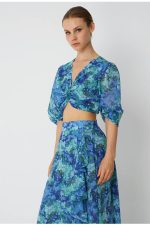 DESIREE CROP TOP WITH KNOT IN FLORAL PRINT BLUE - Image 2