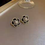 CLASSIC CAMELIA EARRINGS - Image 5