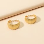 WAVY METAL HOOP EARRINGS GOLD - Image 2