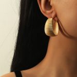 WAVY METAL HOOP EARRINGS GOLD - Image 4